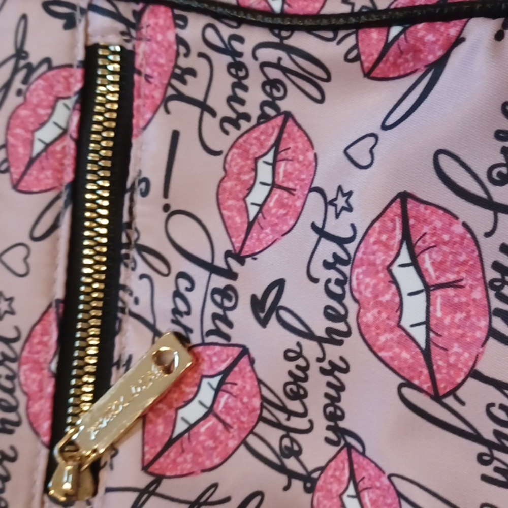 Betsey Johnson Follow Your Heart, Do What You Love Pink LIPS Crossbody Bag - Picture 3 of 11